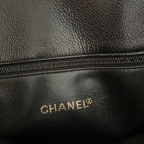 CHANEL AUTHENTIC CAVIAR Black Shoulder Bag with Iconic CC Logo and Gold Chain - Picture 5 of 7